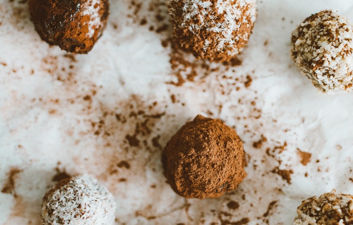 Ωμοφαγικά σοκολατάκια χωρίς ζάχαρη και γλουτένη Cyprus Vegan Guide