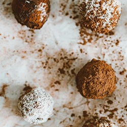 Ωμοφαγικά σοκολατάκια χωρίς ζάχαρη και γλουτένη Cyprus Vegan Guide